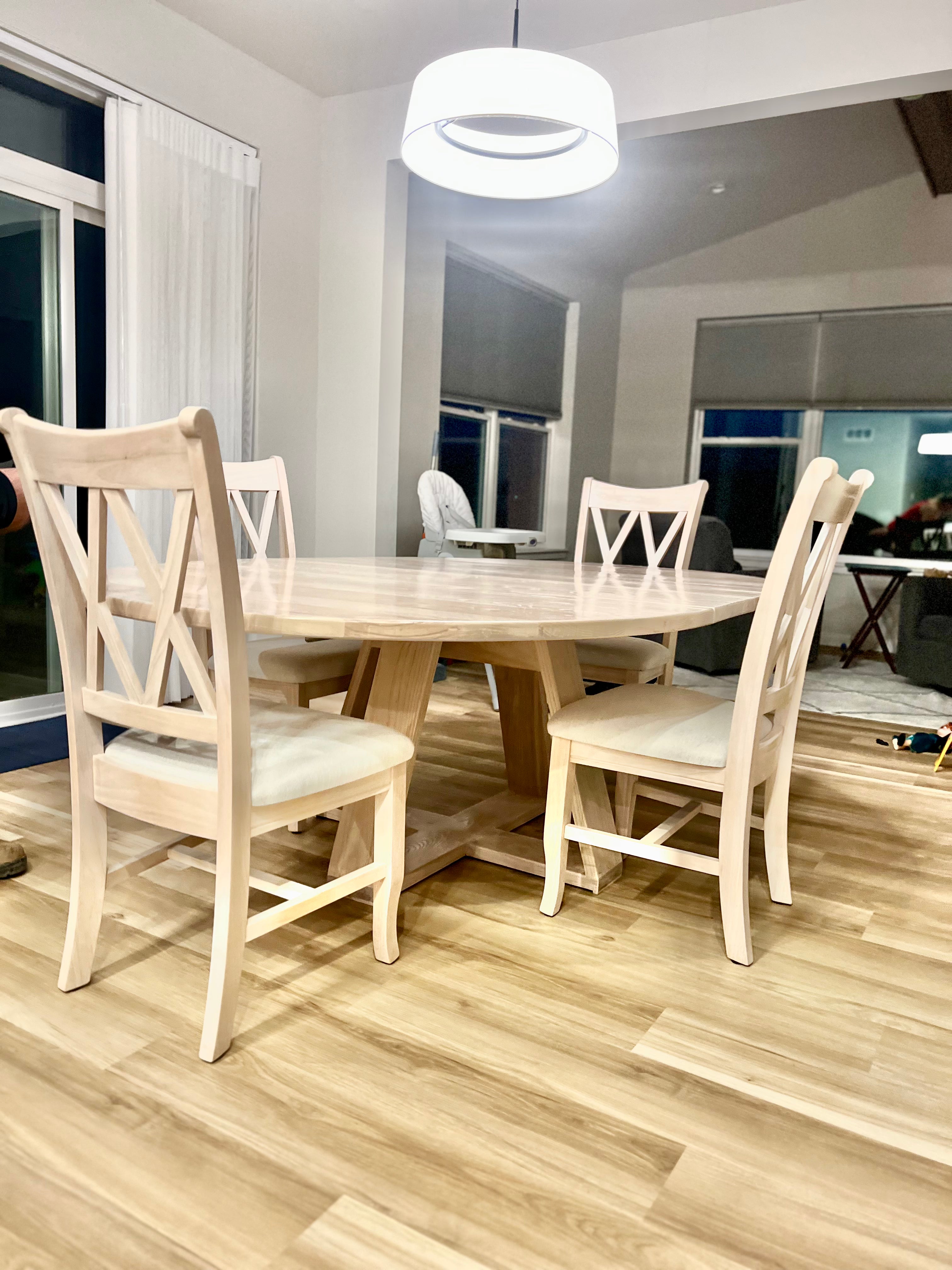 Ash White Wash Circle Court Table (Idaho Base) W/24" Extension & Matching XX Back Chairs