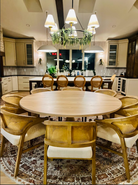 Circle Court White Washed Pedestal Table (Ash) W/Matching Chairs