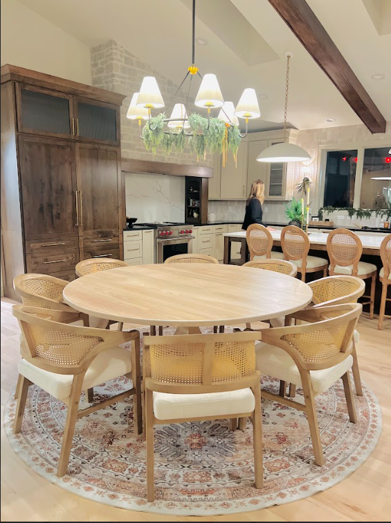 Circle Court White Washed Pedestal Table (Ash) W/Matching Chairs