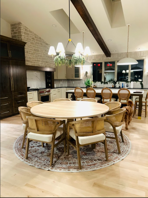 Circle Court White Washed Pedestal Table (Ash) W/Matching Chairs