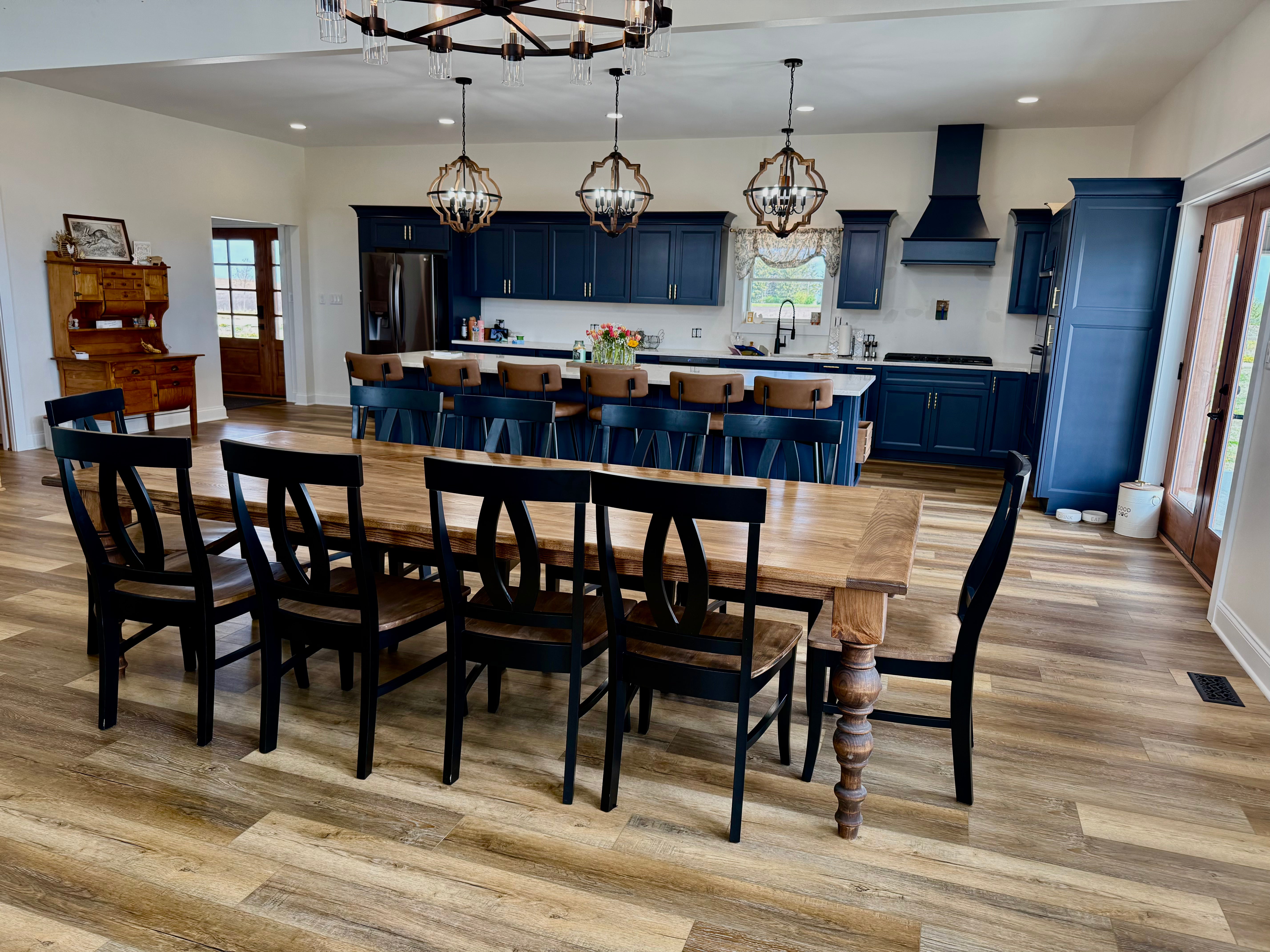 Taylor Table-Wyoming Prairie Tan Finish with Breadboards & New York Style Chairs