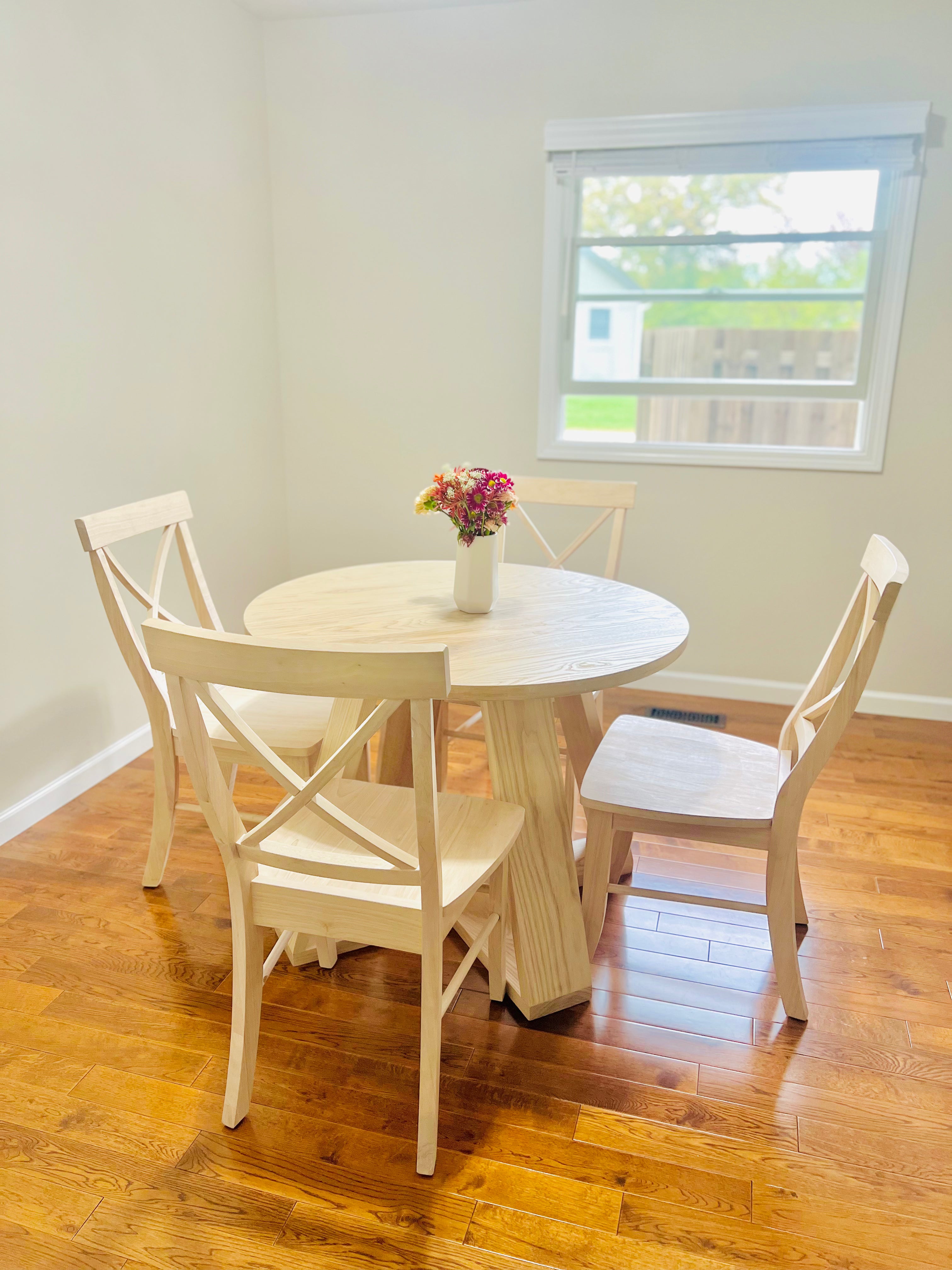 Circle Court Table Idaho Base - (ASH) Whitewash Finish W/ X-Back Chairs
